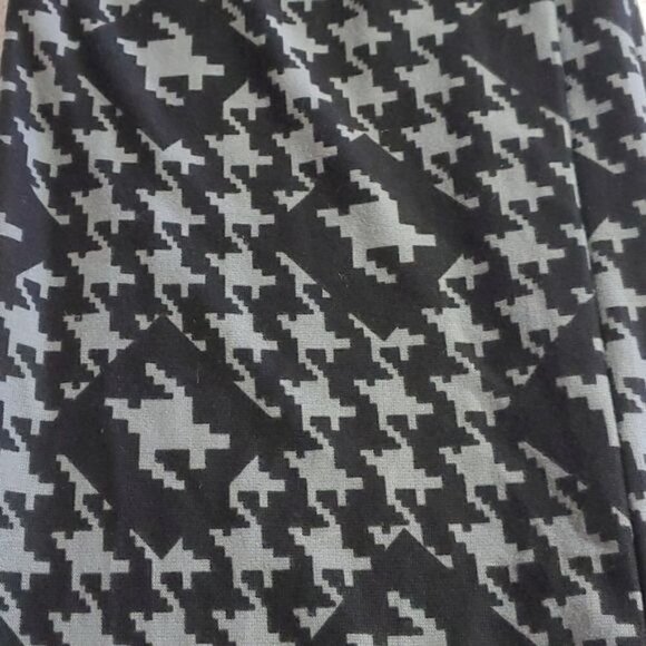 2 Chic Black & Silver Double Round Secret Zippered Pocket Scarve - Picture 2 of 9